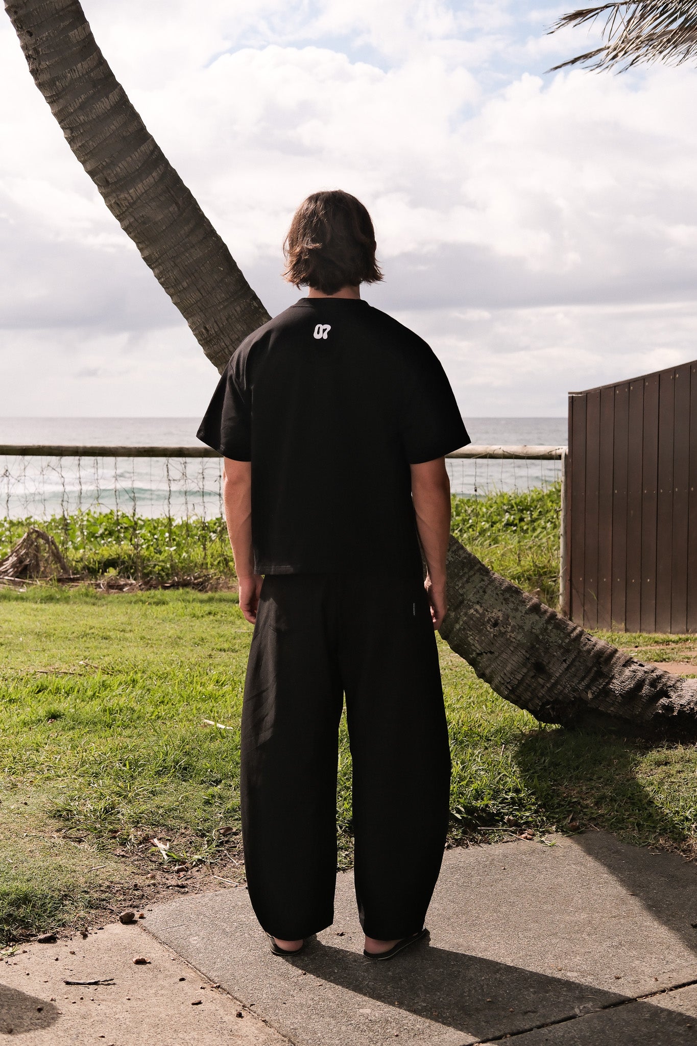 ON BARRIE TEE - BLACK